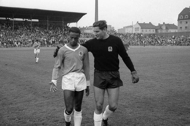 Hans Schmitt und Torwart Petar Radi Radenkovic (beide 1860) Fußball 1. BL Herren Saison 1967 1968, TSV 1860 München - 1. FC Kaiserslautern 0:3, Lautern Gruppe München Enttäuschung,