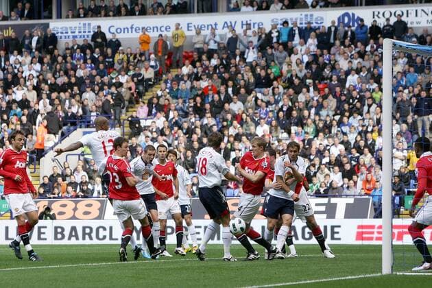 26.09.2010, Bolton - Premier League 2010 2011 - Bolton Wanderers (white) vs Manchester United (ManU red) 2:2 --- Zat Knight of Bolton (2nd L) looks back to see the ball heading towards goal at the Reebok Stadium  o0 Tor Totale