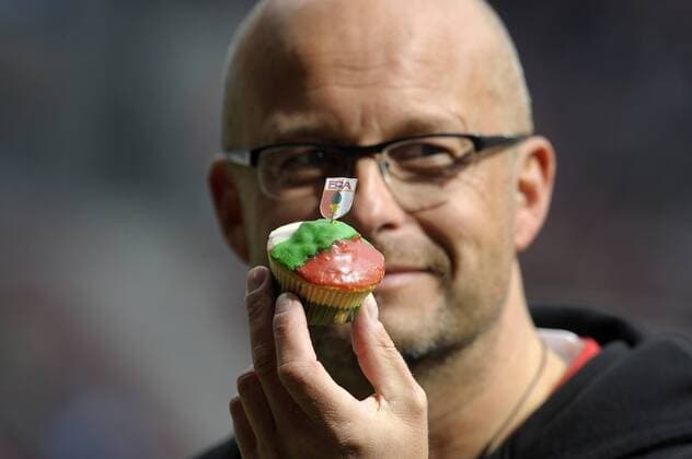 26.09.2010, Fussball 2.Bundesliga 2010 2011, 6.Spieltag, FC Augsburg - Ein kleiner FCA Muffin. o0 Objekte Fanartikel, Devotionalien, Merchandising, Merchandise, Vermarktung kurios Komik Kommerz