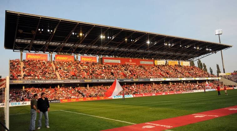 2. Bundesliga, Fußball, Saison 2010 11, Energie Cottbus, volle Gegengerade im Stadion der Freundschaft, 24.09. 2010, o0 Fan, Zuschauer,