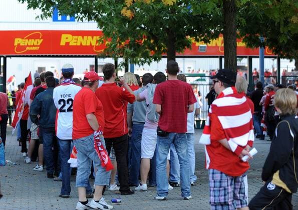2. Bundesliga, Fußball, Saison 2010 11, Energie Cottbus, Cottbuser Fans stehen vor dem Stadion der Freundschaft an, 24.09. 2010, o0 Zuschauer, Eingang, Einlaßkontrolle,