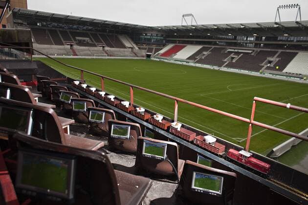 Fußball, Stadiongeschichte FC St. Pauli VIP Bereich in St. Pauli Art: Die - Hexenhütte - im Millerntorstadion des FC St. Pauli ist neben kleinen Flachbildschirmen auf den Rückseiten der Schalensitze mit einem Currywurst Circle ausgestattet, der die Verpflegung per elektrischer Eisenbahn direkt an den Platz bringt. - Die durch die Werbeagentur - Nordpol - gestaltete ehemalige Sprecherkabine dient als exklusive Loge beim Kiezclub und bietet die perfekte Symbiose aus VIP Bereich und St. Pauli Charme in einer Bretterbude Stadionstory
