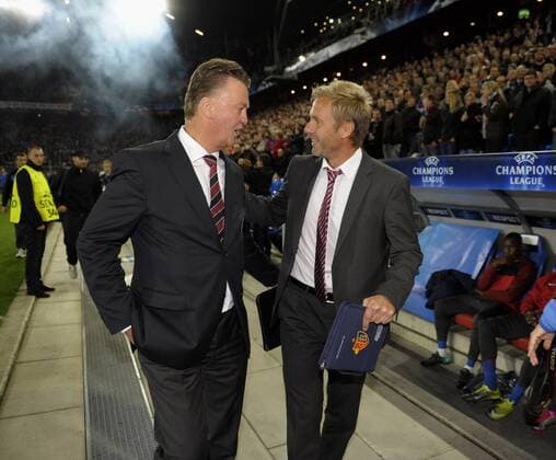 28.09.2010, Fußball Champions League , Gruppe E, FC Basel - FC Bayern München (schwarz) - v.li: Trainer Louis van Gaal (München) und Trainer Thorsten Fink (re, Basel).