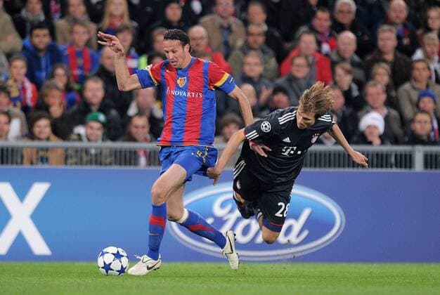 FUSSBALL CHAMPIONS LEAGUE SAISON 2010 2011 GRUPPE E FC Basel - FC Bayern Muenchen (schwarz): 28.09.2010 Marco Streller (li, FC Basel) gegen Holger Badstuber (FC Bayern Muenchen) 