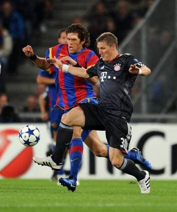 FUSSBALL CHAMPIONS LEAGUE SAISON 2010 2011 GRUPPE E FC Basel - FC Bayern Muenchen (schwarz): 28.09.2010 Benjamin Huggel (li, FC Basel) gegen Bastian Schweinsteiger (re, FC Bayern Muenchen) 