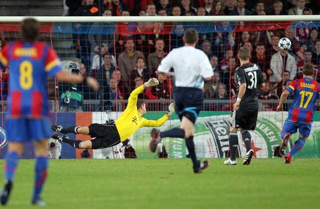 Tor zum 1-0 gegen Torwart Hans-Jörg Butt (Bayern 22) , Bastian Schweinsteiger (Bayern 31) FC BASEL - FC BAYERN MUENCHEN (schwarz) Fussball Champions League,