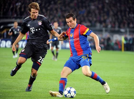 FUSSBALL - CL, Basel vs Bayern BASEL,SCHWEIZ,28.SEP.10 - FUSSBALL - Champions League, FC Basel vs FC Bayern Muenchen (schwarz). Bild zeigt Holger Badstuber (Bayern) und Alexander Frei (Basel). 