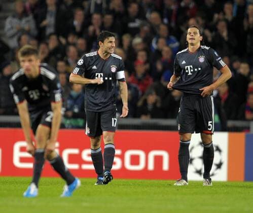 28.09.2010, Fußball Champions League , Gruppe E, FC Basel - FC Bayern München (schwarz) - v.li: Mark van Bommel (München) und Daniel van Buyten (Bayern München) frustriert nach dem Gegentor.