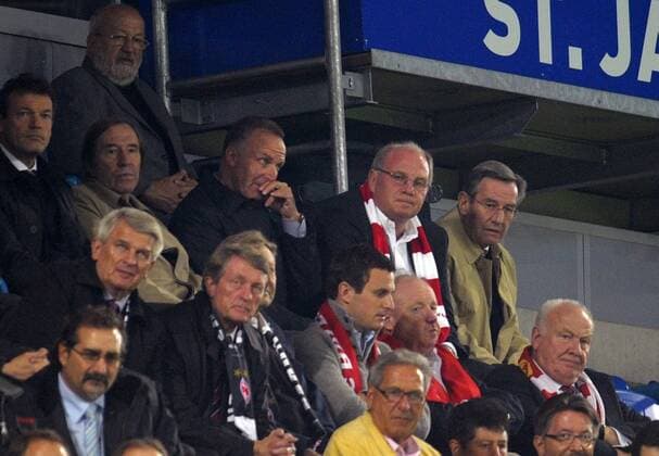 28.09.2010, Fußball Champions League , Gruppe E, FC Basel - FC Bayern München (schwarz) - Ehrentribüne v.re. oben: Geschäftsführer Karl Hopfner (Bayern München), Präsident Uli Hoeneß (München), Vorstandsvorsitzender Karl-Heinz Rummenigge (München), Günter Netzer, o0 Funktionär