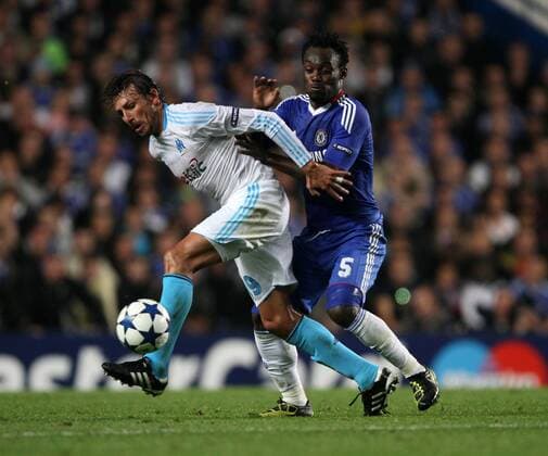 Chelsea s Michael Essien tussles with Marseilles Gabriel Heinze - Champions League Group F - Chelsea FC (blue) v Olympique Marseille - 28th September, 2010 EDITORIAL USE ONLY. No use with unauthorised audio, video, data, fixture lists, club league logos or live services. Online in-match use limited to 120 images, no video emulation. No use in betting, games or single club league player publications.