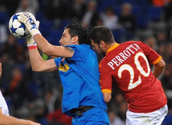 Nuno Claro (Cluj) und Simone Perrotta (Rom) - 28-09-2010 Champions League - AS Rom (rot) vs CFR Cluj - massimoxoliva