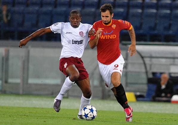 Dominique Kivuvu (Cluj) und Mirko Vucinic (Rom) - 28-09-2010 Champions League - AS Rom (rot) vs CFR Cluj - massimoxoliva