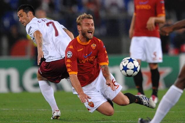 Emil DICA Cluj, Daniele DE ROSSI (Rom) - Champions League 2010 2011 - AS Rom (rot) vs CFR Cluj - - ANDREAXSTACCIOLI