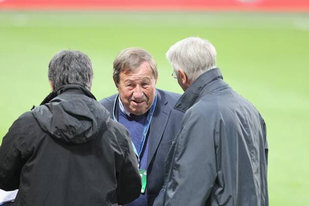 AJ Auxerre (weiß) vs Real Madrid CF: GUY ROUX FRA, Mitte), AIME JACQUET (R) XStephanieX 