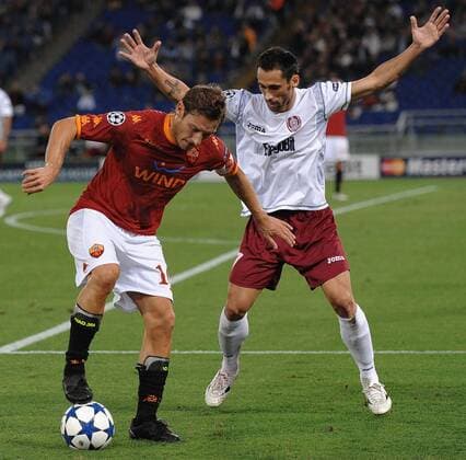 AS Rom (rot) vs CFR Cluj: - Francesco Totti (L) 