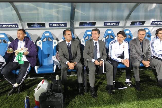 AJ Auxerre (weiß) vs Real Madrid CF: JERZY DUDEK (L) , coach Joao MOURINHO (2R), und Co Trainer Aitor Karanka (3R, alle Real)  AN3C3695