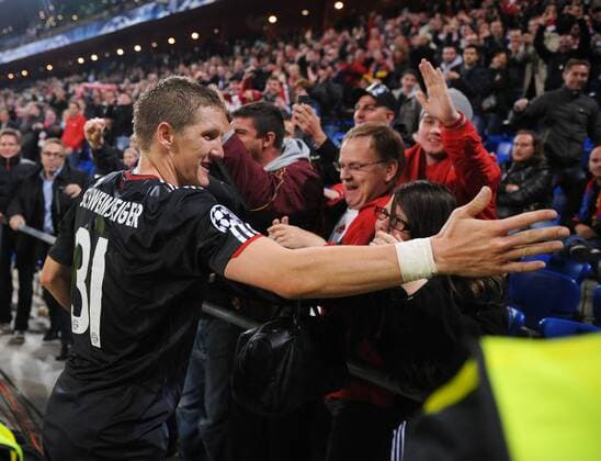 FUSSBALL CHAMPIONS LEAGUE 2010 2011, FC Bayern München, am 28.09.2010, Bastian Schweinsteiger (FC Bayern) jubelt mit den Fans -  o0 Fan, Fußballfan, Publikum Jubel, Freude