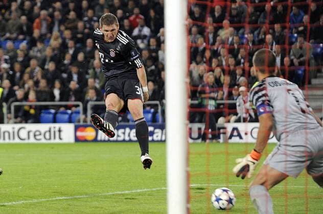 Bastian SCHWEINSTEIGER (Bayern, li.) schiesst das Tor zum 2-1 . 28.09.2010, Fußball Champions League , FC Basel - FC Bayern München, im St. Jakob-Park-Stadion.
