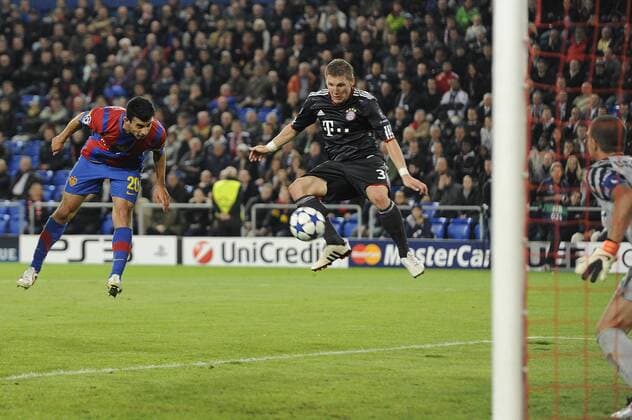 Bastian SCHWEINSTEIGER (Bayern, Mitte) schiesst das Tor zum 2-1 . 28.09.2010, Fußball Champions League , FC Basel - FC Bayern München, im St. Jakob-Park-Stadion.