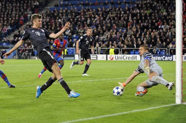 Thomas MÜLLER (Bayern, li.) gegen Francesco COSTANZO (FC Basel). 28.09.2010, Fußball Champions League , FC Basel - FC Bayern München, im St. Jakob-Park-Stadion.