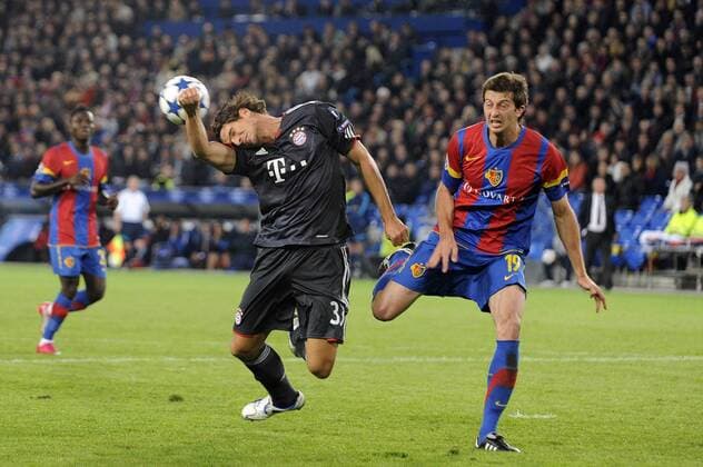 Mario GOMEZ (Bayern, li.) gegen David ABRAHAM (FC Basel). 28.09.2010, Fußball Champions League , FC Basel - FC Bayern München, im St. Jakob-Park-Stadion.