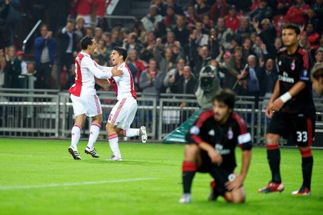 Mounir El Hamdaoui (li.) und Luis Suarez (beide Ajax Amsterdam) - Torjubel. Ajax Amsterdam - AC Mailand, Champions League 2010 2011 xVIxKarelxDelvoyexIVx 181781 o0 Jubel, Freude Freud und Leid