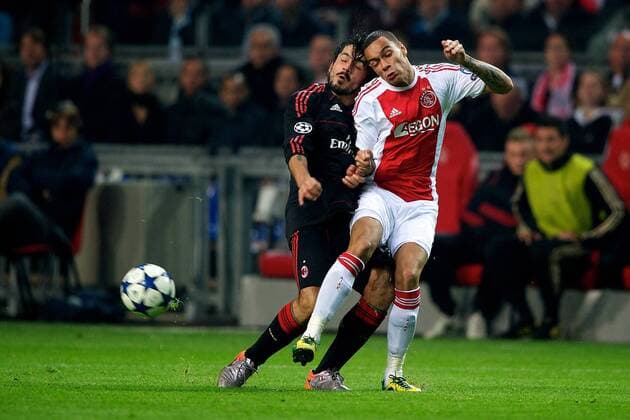 Gennaro Gattuso (AC Mailand, li.) gegen Gregory van der Wiel (Ajax Amsterdam). Ajax Amsterdam - AC Mailand, Champions League 2010 2011 xVIxKarelxDelvoyexIVx 181852