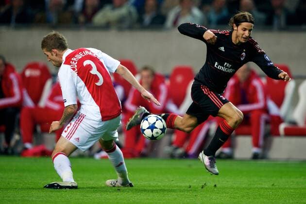 Toby Alderweireld (Ajax Amsterdam, li.) gegen Luca Antonini (AC Mailand). Ajax Amsterdam - AC Mailand, Champions League 2010 2011 xVIxKarelxDelvoyexIVx 181859