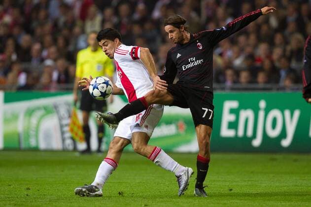 Luis Suarez (Ajax Amsterdam, li.) gegen Luca Antonini (AC Mailand). Ajax Amsterdam - AC Mailand, Champions League 2010 2011 - xVIxJoepxLeenenxIVx 181880