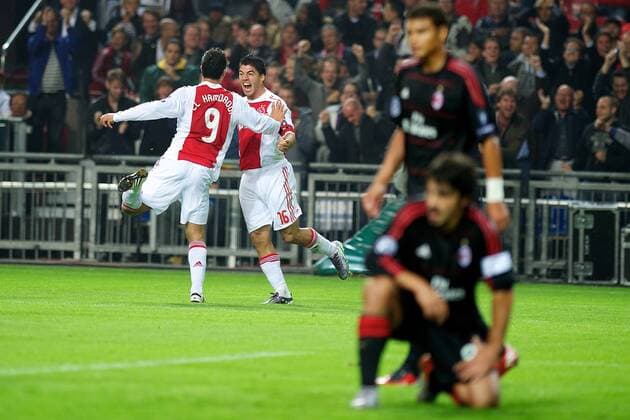 Mounir El Hamdaoui (li.) und Luis Suarez (beide Ajax Amsterdam). Ajax Amsterdam - AC Mailand, Champions League 2010 2011 xVIxKarelxDelvoyexIVx 181782 o0 Jubel, Freude Freud und Leid