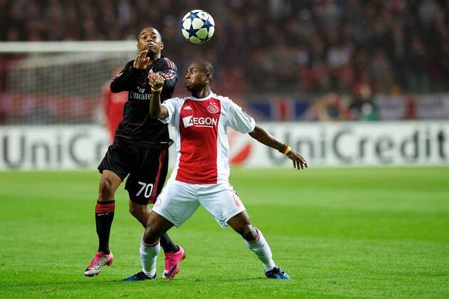 Robinho (AC Mailand, li.) gegen Eyong Enoh (Ajax Amsterdam). Ajax Amsterdam - AC Mailand, Champions League 2010 2011 xVIxKarelxDelvoyexIVx 181795