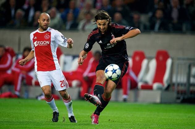 Demy de Zeeuw (Ajax Amsterdam, li.) gegen Zlatan Ibrahimovic (AC Mailand). Ajax Amsterdam - AC Mailand, Champions League 2010 2011 xVIxKarelxDelvoyexIVx 181861