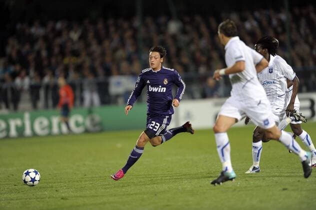 AJ Auxerre - Real Madrid CF - Champions League 2010 2011 - 28.09.2010: Mesut Özil (Real Madrid, li.) - xJBxAutissierx 