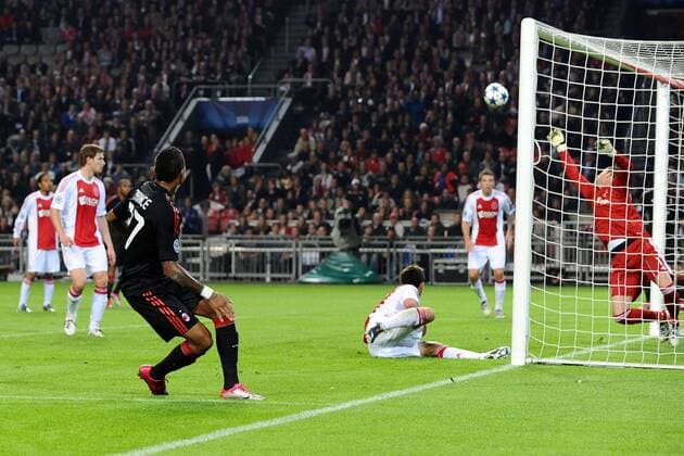 Amsterdam 28 09 2010 - Champions League, Ajax Amsterdam - AC Mailand: Kevin Prince Boateng (AC Mailand, vorn, Mitte) gegen Torwart Maarten Stekelenburg (Ajax Amsterdam, re.) - 