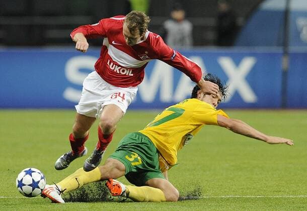 MOSCOW, Spartak Moscow s Aiden McGeady and MSK Zilina s Sergio Vittor (R) seen during the Champions League Group F football match in Moscow. Spartak won 3-0.  RE0D8CA6 o0 Kampf Mc Geady