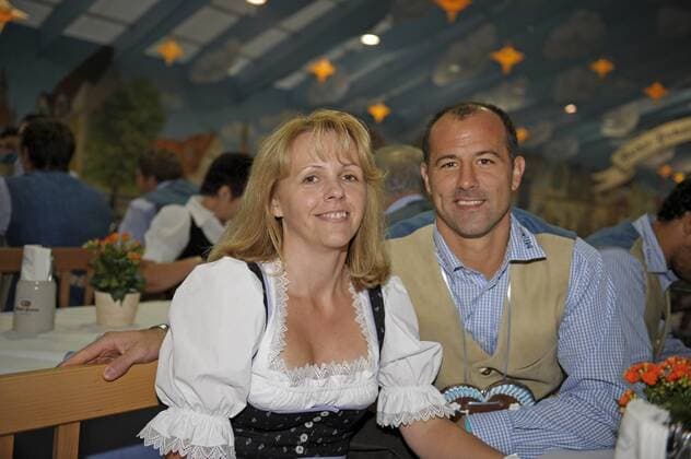 28.09.2010, Fussball 2.Bundesliga 2010 2011, Offizieller Wiesn-Besuch des TSV 1860 München, im Hacker-Festzelt, Gabor Kiraly (1860) mit Ehefrau Zsanett . o0 Partnerin, Frau, Ehefrau Familie Spielerfrau Wiesn