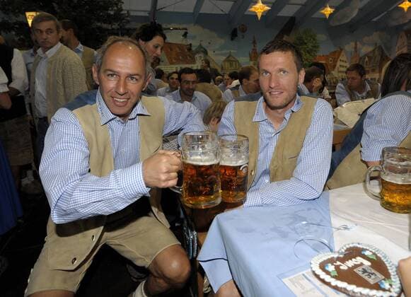 28.09.2010, Fussball 2.Bundesliga 2010 2011, Offizieller Wiesn-Besuch des TSV 1860 München, im Hacker-Festzelt (Empore), v.l. Trainer Reiner Maurer (1860) und Benjamin Lauth (1860) .