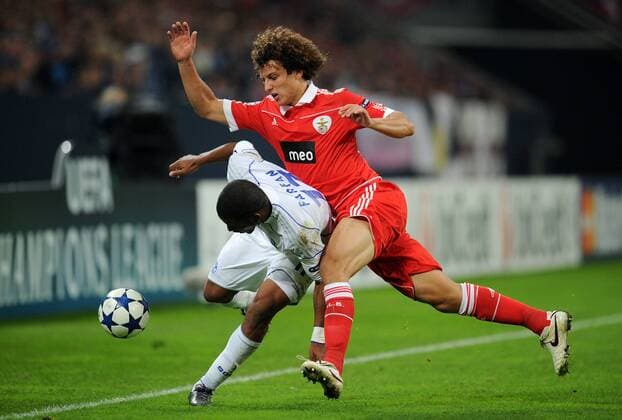 FUSSBALL CHAMPIONS LEAGUE SAISON 2010 2011 GRUPPE B FC Schalke 04 - Benfica Lissabon 29.09.2010 Jefferson FARFAN (li, Schalke) wird von David LUIZ (re, Lissabon) bedarengt 