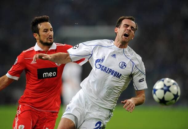 FUSSBALL CHAMPIONS LEAGUE SAISON 2010 2011 GRUPPE B FC Schalke 04 - Benfica Lissabon 29.09.2010 Christoph METZELDER (re, Schalke) gegen Cesar Peixoto (re, Lissabon) 