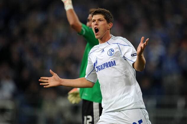 FUSSBALL CHAMPIONS LEAGUE SAISON 2010 2011 GRUPPE B FC Schalke 04 - Benfica Lissabon 29.09.2010 Klaas-Jan HUNTELAAR (Schalke) aergert sich ueber eine Schiedsrichterentscheidung 