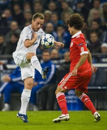 Ivan RAKITIC l. (Schalke) im Zweikampf gegen David LUIZ (LIS), Aktion, Fussball Champions League, Vorrunde 2. Spieltag, FC Schalke 04 - Benfica Lissabon, am 29.09.2010 in Gelsenkirchen, Saison1011