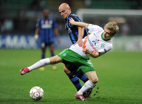 FUSSBALL CHAMPIONS LEAGUE SAISON 2010 2011 GRUPPE A Inter Mailand - Werder Bremen 29.09.2010 Marko Marin (re, SV Werder Bremen) gegen Esteban Matias Cambiasso Deleau (li, Inter) 
