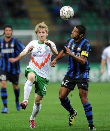FUSSBALL CHAMPIONS LEAGUE SAISON 2010 2011 GRUPPE A Inter Mailand - Werder Bremen 29.09.2010 Marko Marin (li, SV Werder Bremen) gegen Ivan Cordoba (re, Inter) 