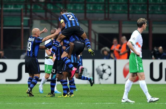 - FUSSBALL CHAMPIONS LEAGUE SAISON 2010 2011 GRUPPE A Inter Mailand - SV Werder Bremen (weiß) 29.09.2010: JUBEL Inter mit Esteban Cambiasso (L) und Ivan Cordoba (obenauf)  o0 Jubel Freude