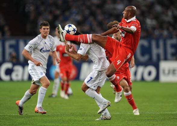 29-09-10, Fussball, UEFA Champions League, Vorrunde, 2. Spieltag, Saison 2010-2011, FC SCHALKE 04 - BENFICA LISSABON (rot): Luisao (re - Lissabon) mit hohem Bein gegen Raul (FC Schalke 04), links Klaas-Jan Huntelaar (Schalke 04)