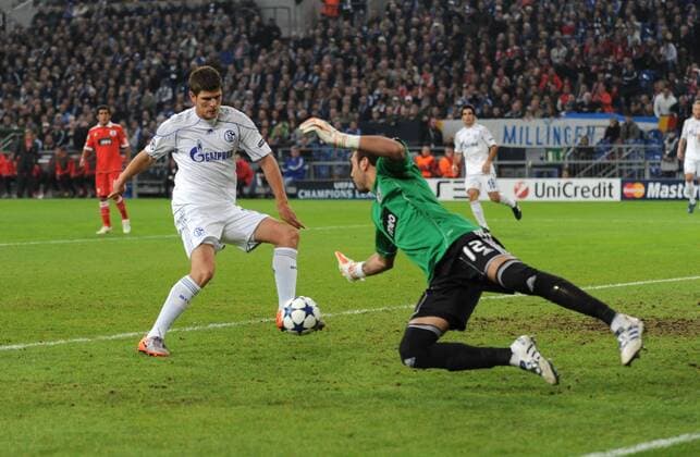 29-09-10, Fussball, UEFA Champions League, Vorrunde, 2. Spieltag, Saison 2010-2011, FC SCHALKE 04 - BENFICA LISSABON (rot): dieses Tor von Klaas-Jan Huntelaar (Schalke 04) wird nicht anerkannt, rechts Torhüter Roberto (Lissabon)