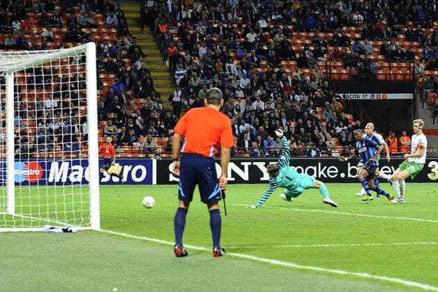 Inter Mailand vs SV Werder Bremen (weiß): Tor durch Samuel Eto o (3L) gegen Tim Wiese (am Boden)  o0 Torrichter Schiedsrichter assistent Schiedsrichterassistent