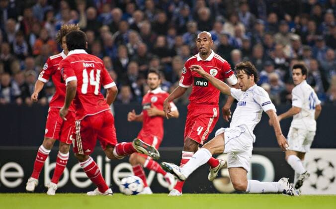 Gelsenkirchen, 29.09.2010, Veltins Arena: Raul (S04, R) - FC Schalke 04 (weiß) - Benfica Lissabon