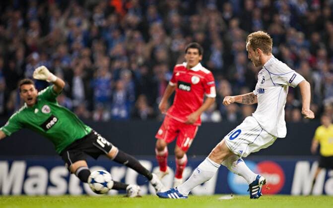 Gelsenkirchen, 29.09.2010, Veltins Arena: Ivan Rakitic (S04) scheitert an Torwart Roberto (Benfica) - FC Schalke 04 (weiß) - Benfica Lissabon