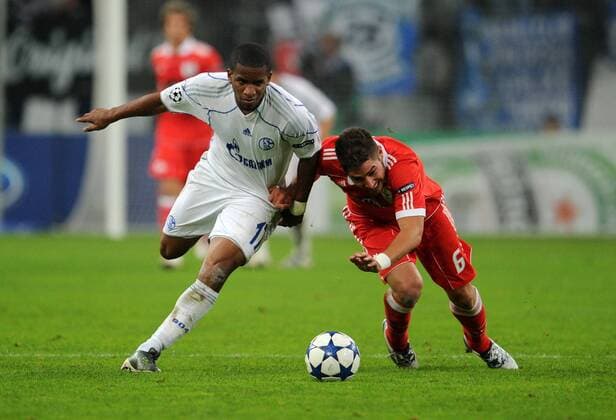 FUSSBALL CHAMPIONS LEAGUE SAISON 2010 2011 GRUPPE B - FC Schalke 04 (weiß) - Benfica Lissabon 29.09.2010 Jefferson FARFAN (li, Schalke) gegen Javi GARCIA (re, Lissabon) 